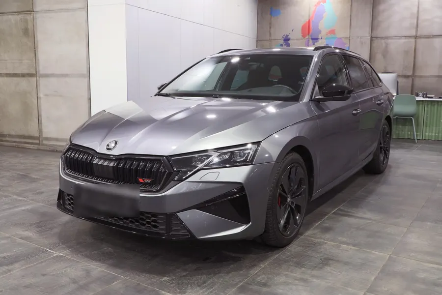 Серая Škoda Octavia Combi, вид спереди