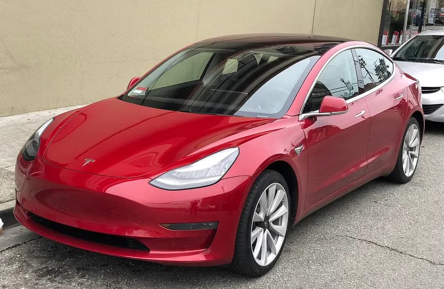 Красная Tesla Model 3, вид спереди